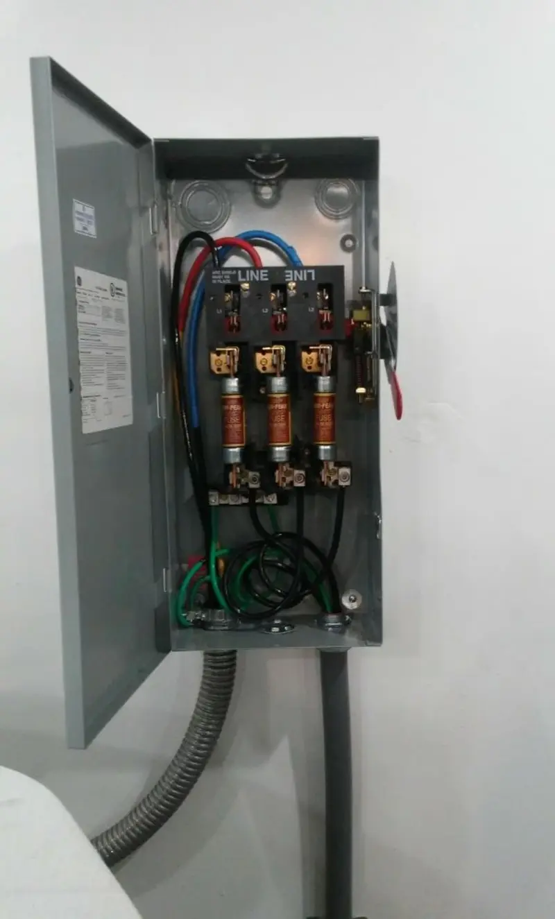 Three-phase disconnect switch installed for Smoke Detector Installation in Richland